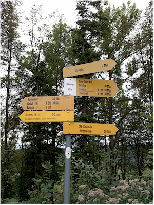 Wegweiser auf Wanderweg